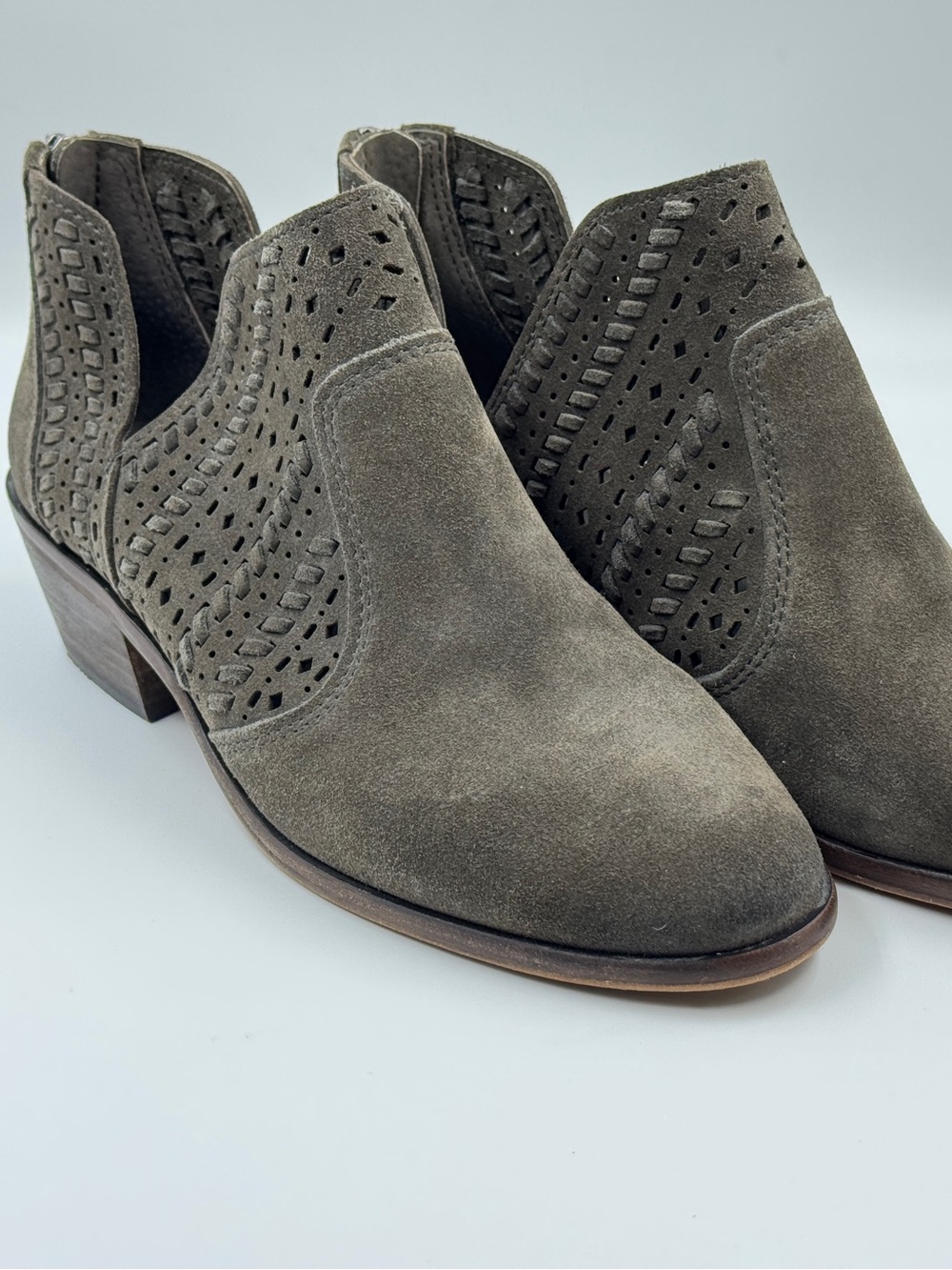 VINCE CAMUTO Prasata Perforated Leather Suede Booties Taupe Gray Low Heel Sz 8